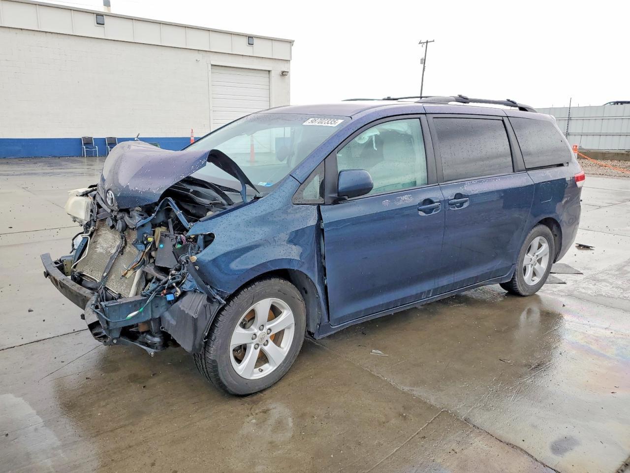 2012 TOYOTA SIENNA