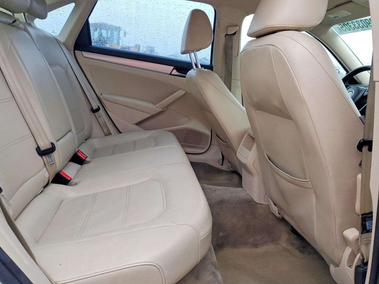 2012 VOLKSWAGEN Passat