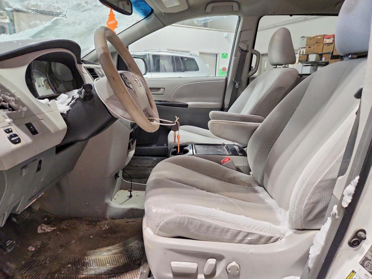 2011 TOYOTA SIENNA