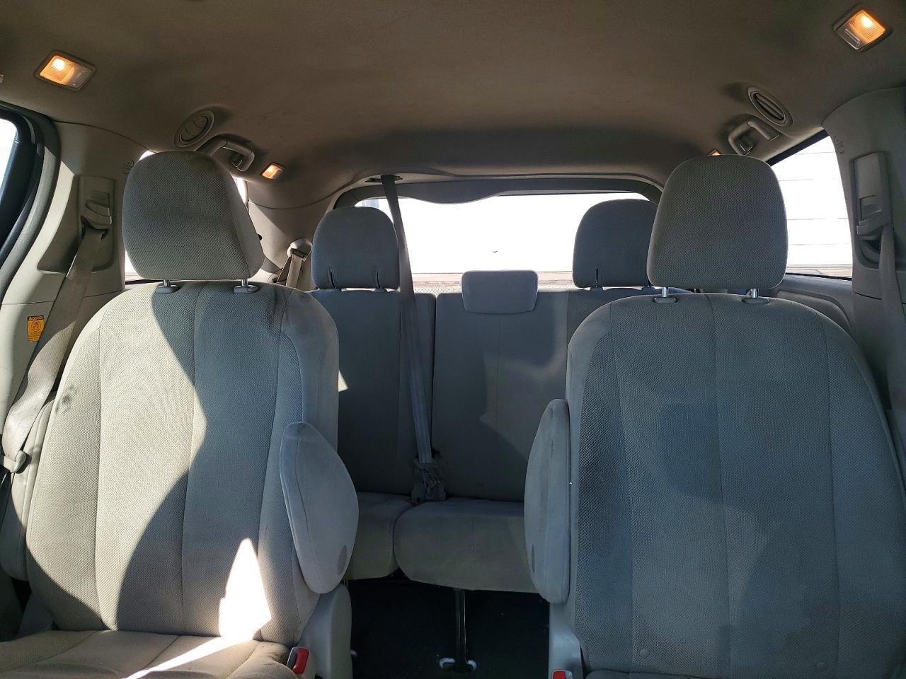 2011 TOYOTA SIENNA