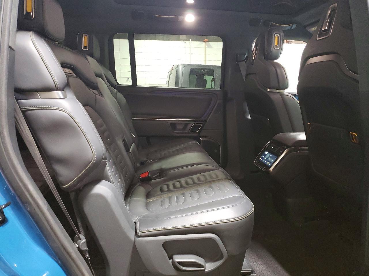 2023 RIVIAN R1s