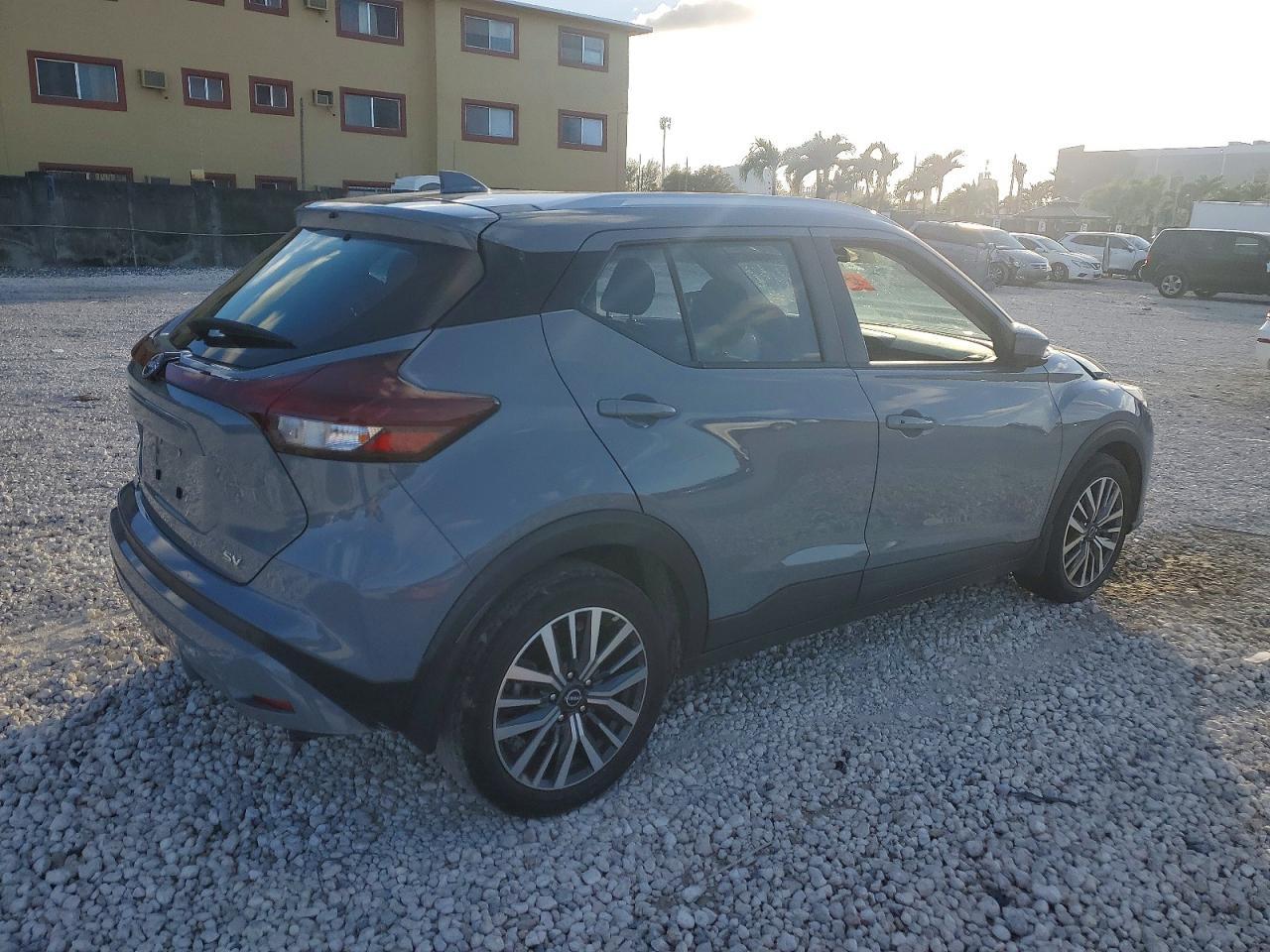 2023 NISSAN KICKS