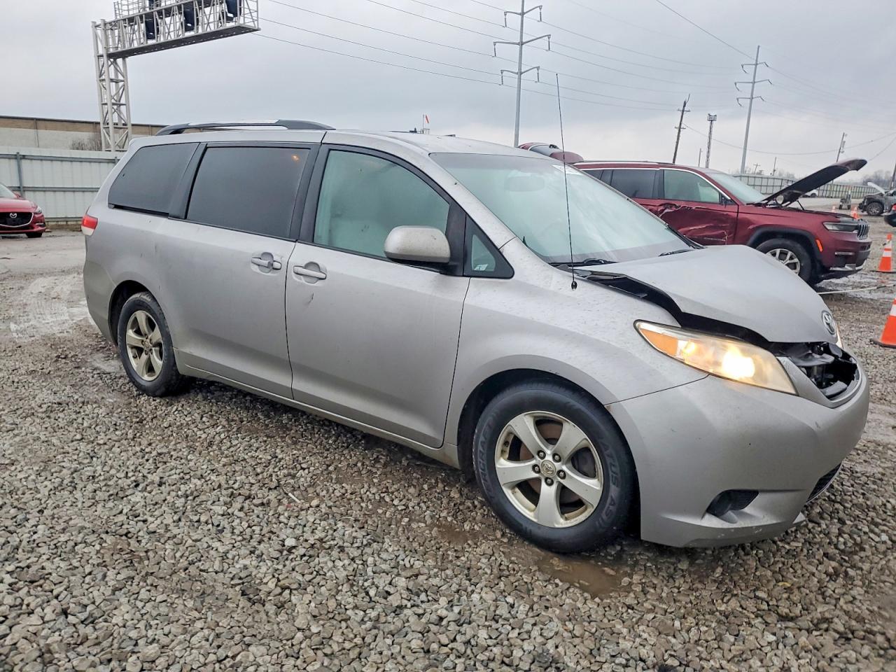 2011 TOYOTA SIENNA