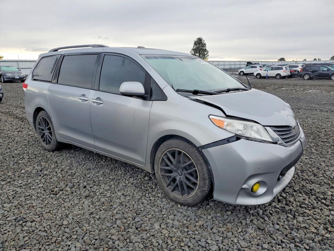 2011 TOYOTA SIENNA