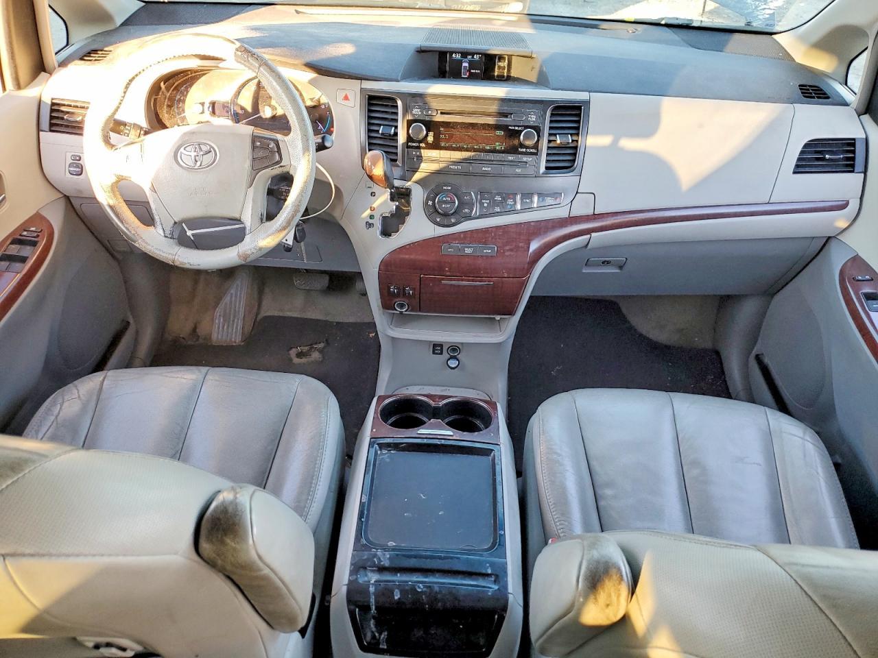 2011 TOYOTA SIENNA