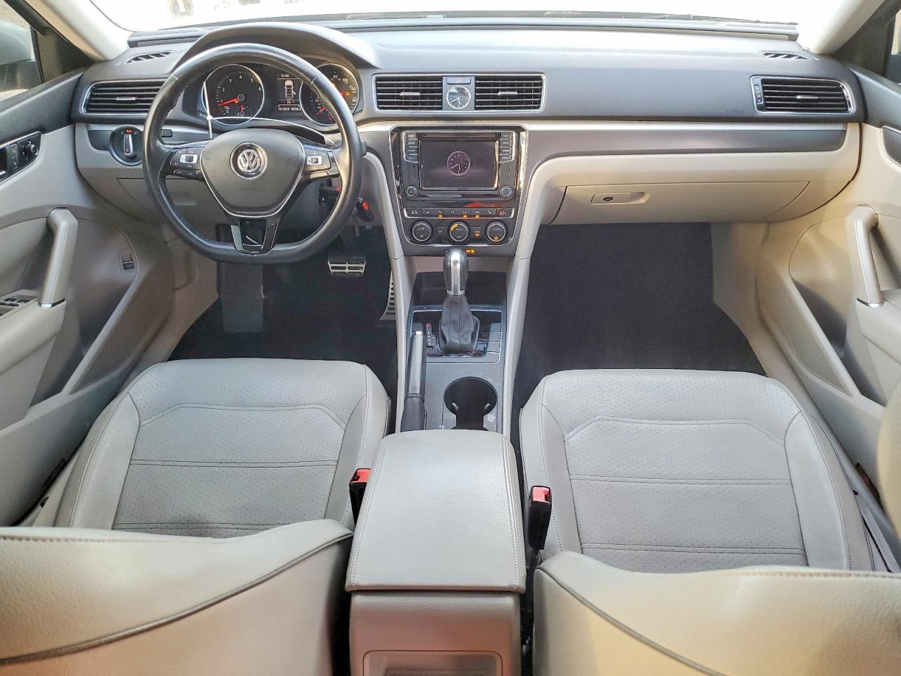 2017 VOLKSWAGEN Passat