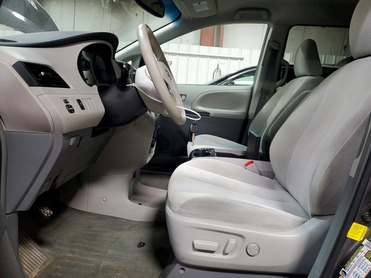 2013 TOYOTA SIENNA