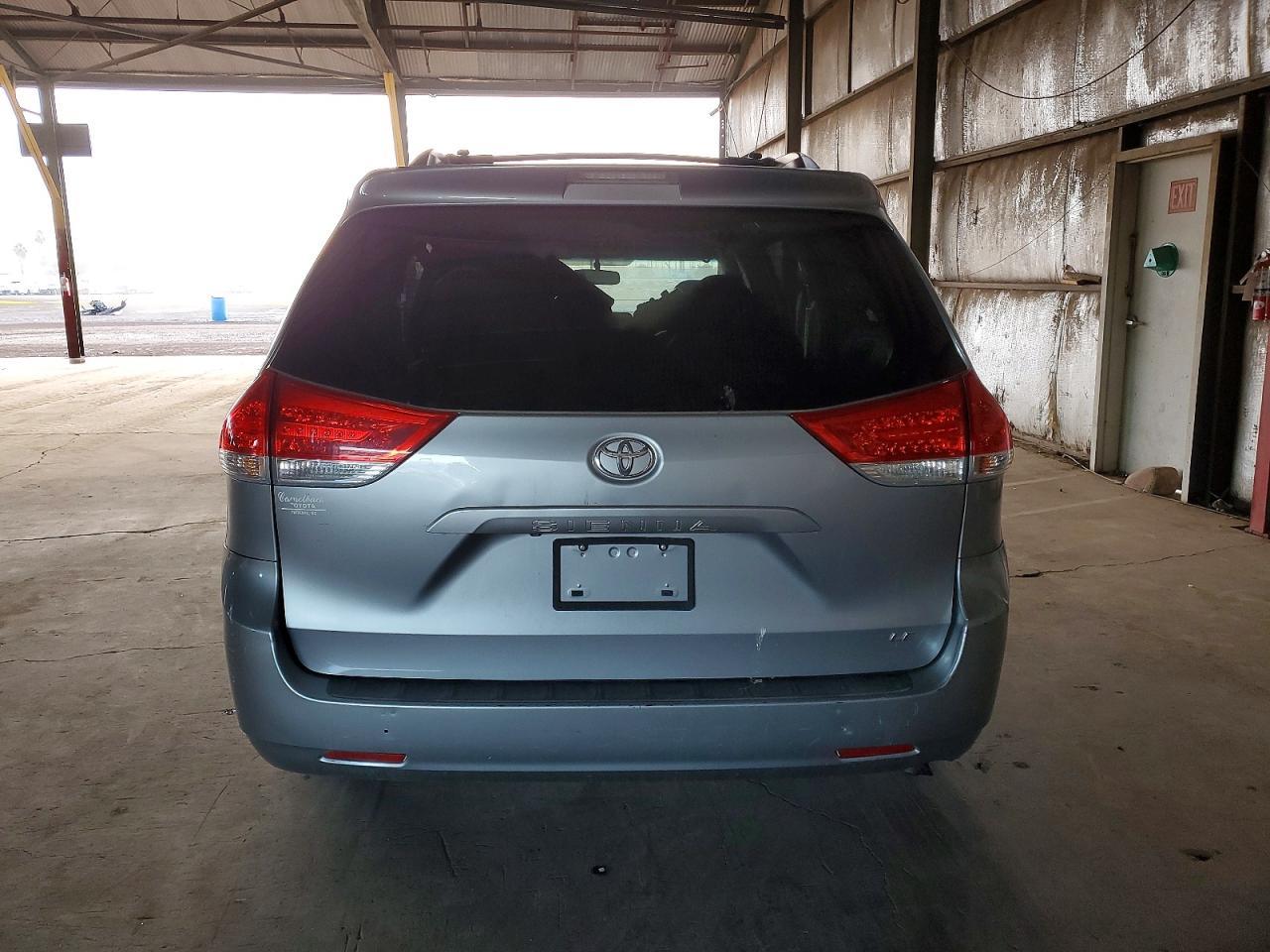 2011 TOYOTA SIENNA