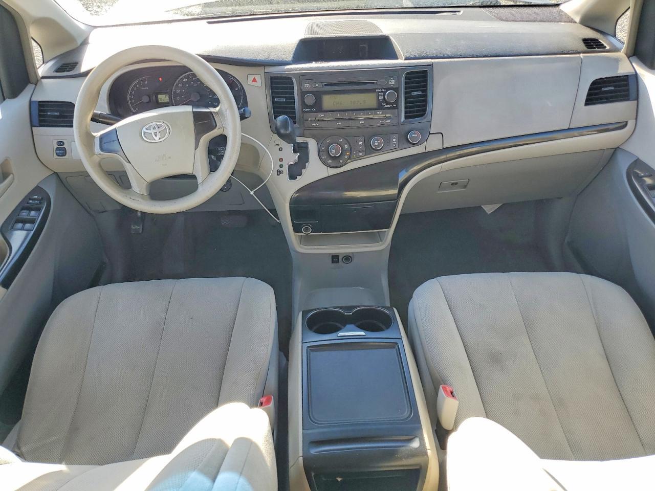 2011 TOYOTA SIENNA