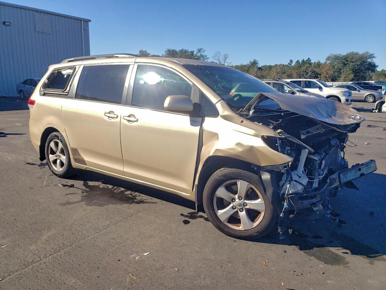 2012 TOYOTA SIENNA