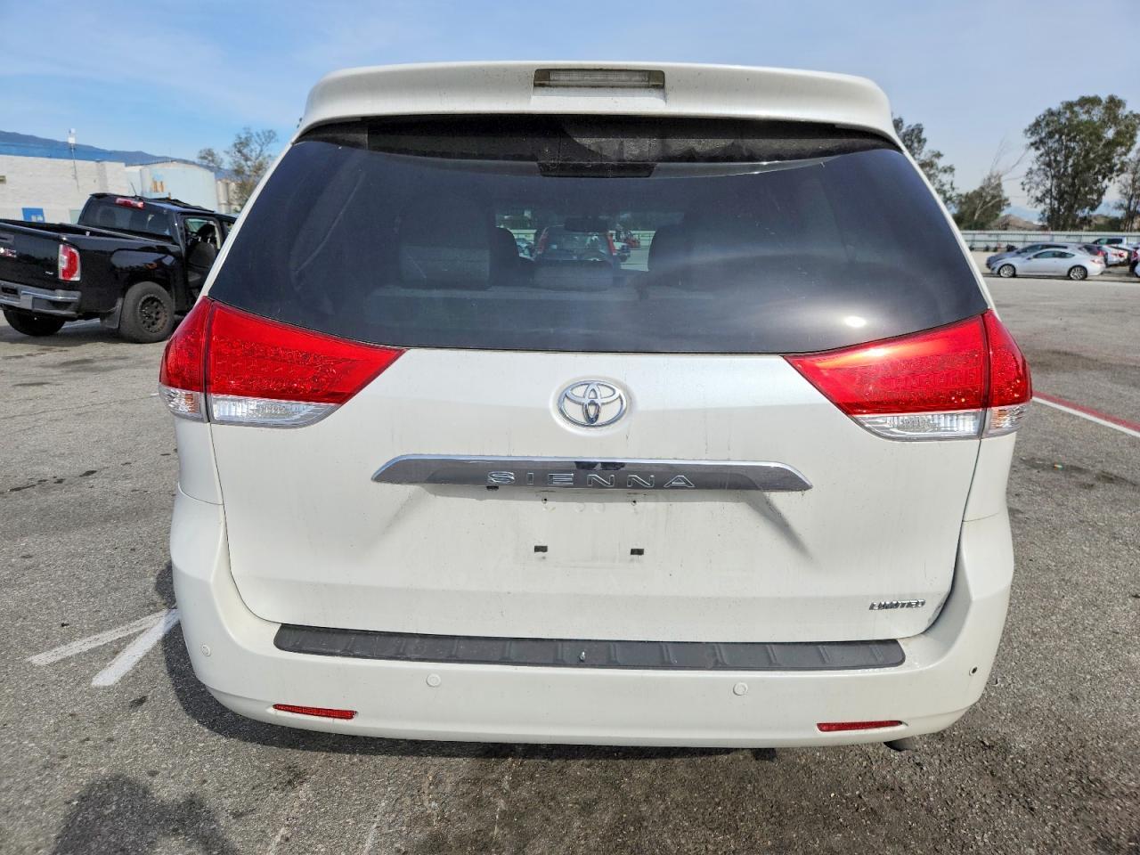 2011 TOYOTA SIENNA