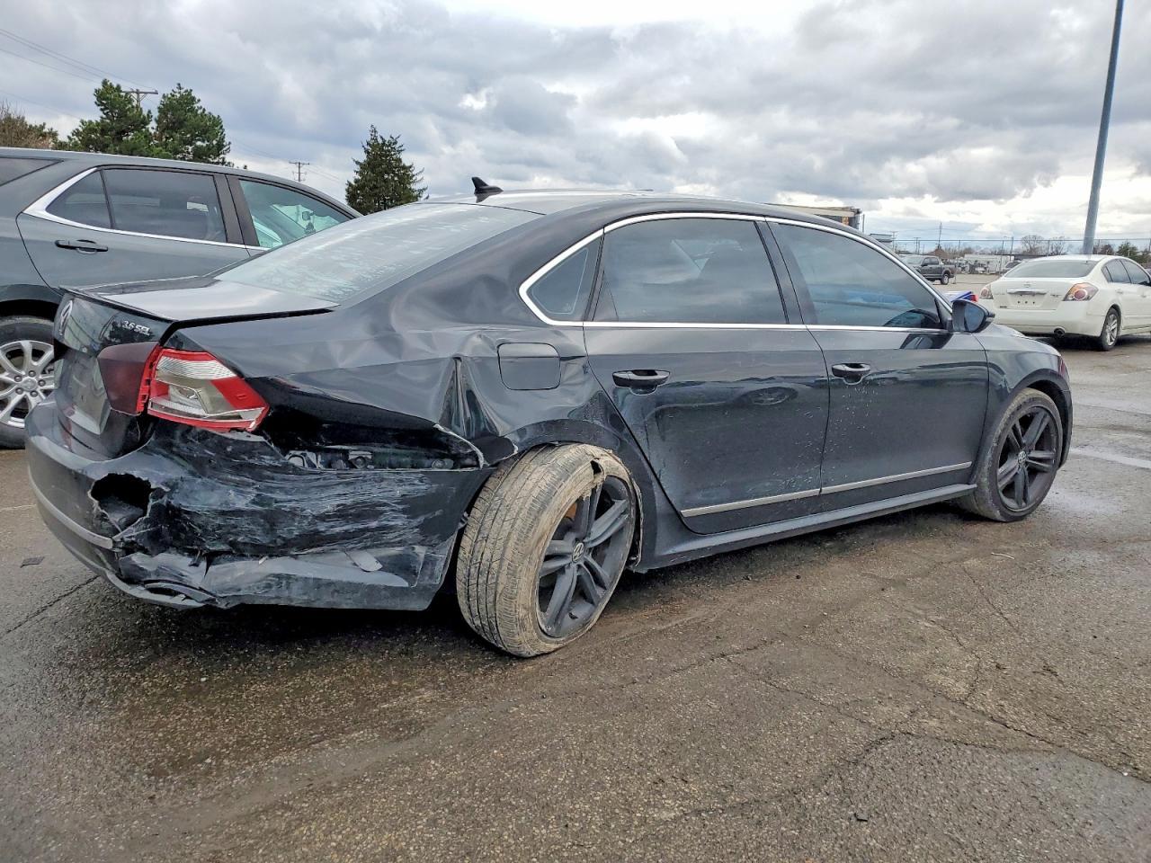 2012 VOLKSWAGEN Passat