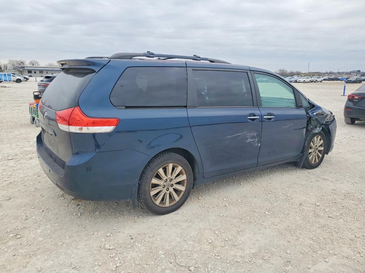 2012 TOYOTA SIENNA