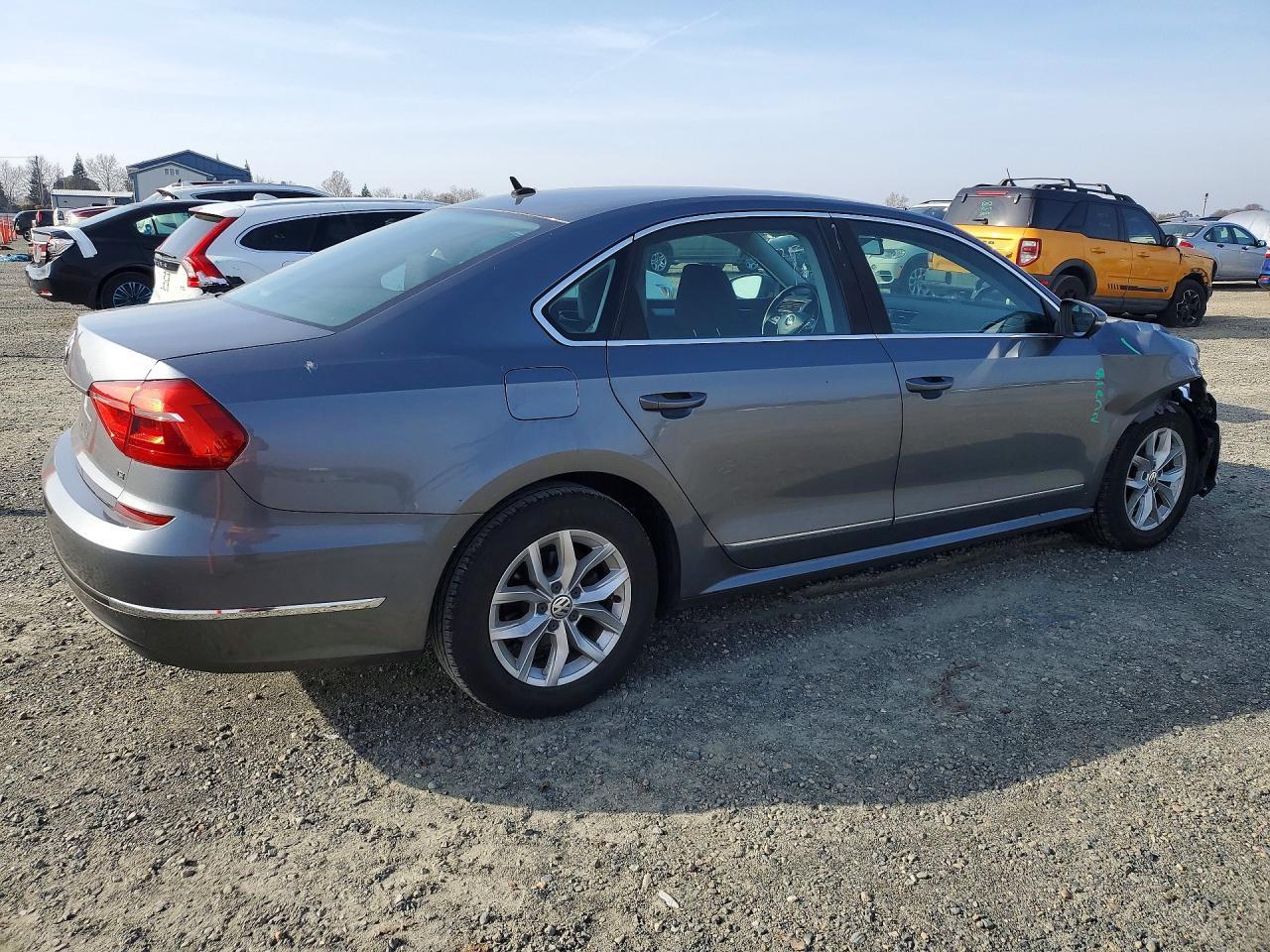2016 VOLKSWAGEN Passat