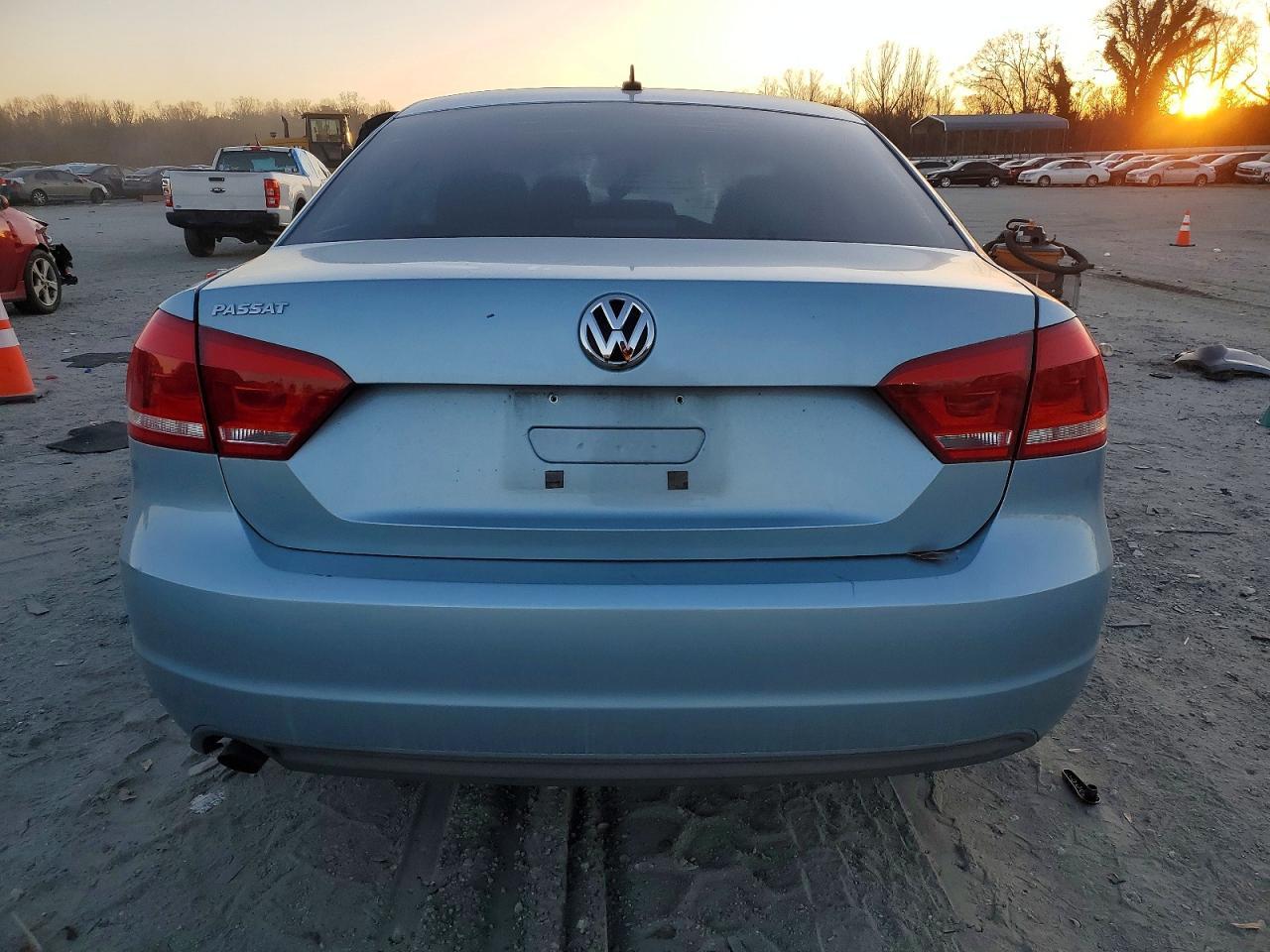 2012 VOLKSWAGEN Passat