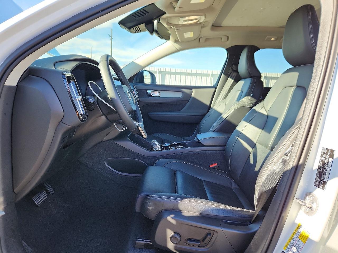 2023 VOLVO XC40