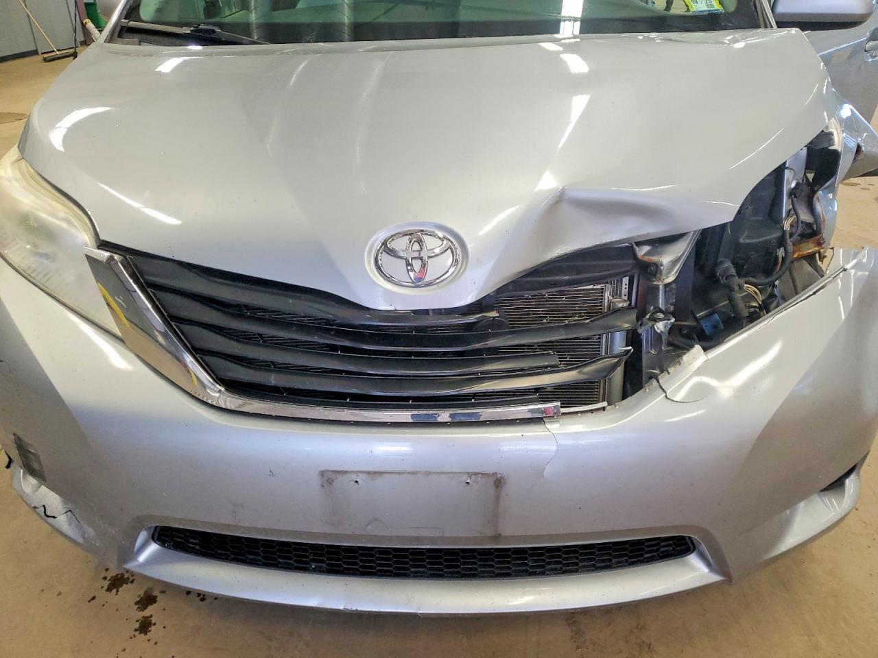 2012 TOYOTA SIENNA