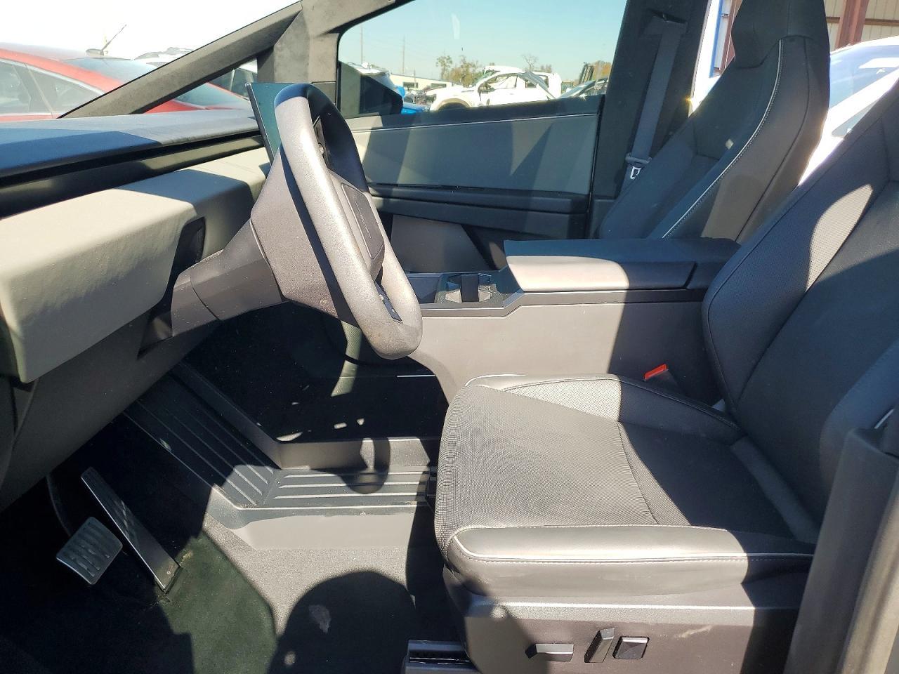 2024 TESLA Cybertruck