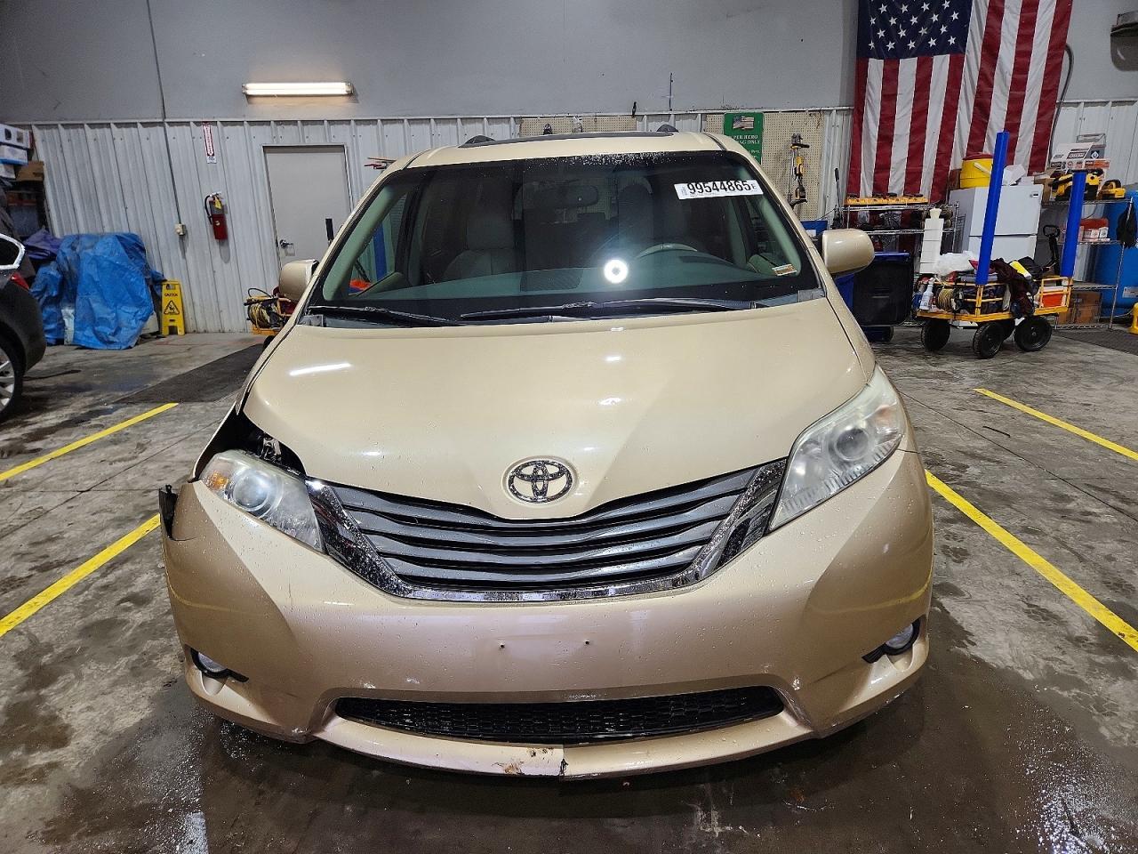 2011 TOYOTA SIENNA