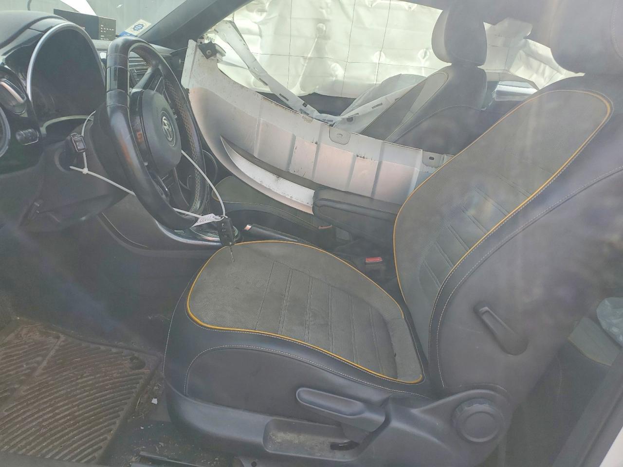 2018 VOLKSWAGEN Beetle