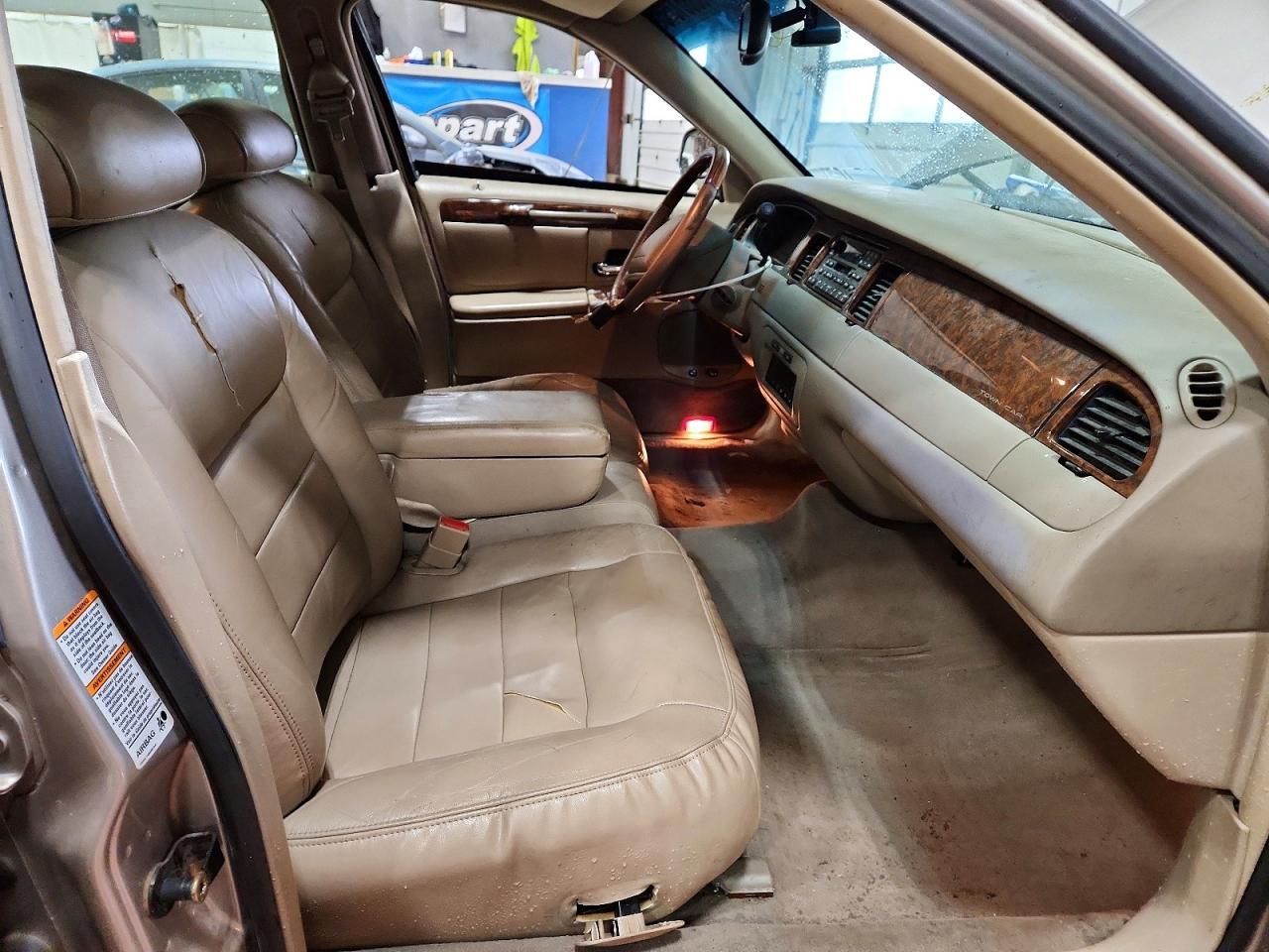 2002 LINCOLN Town Car