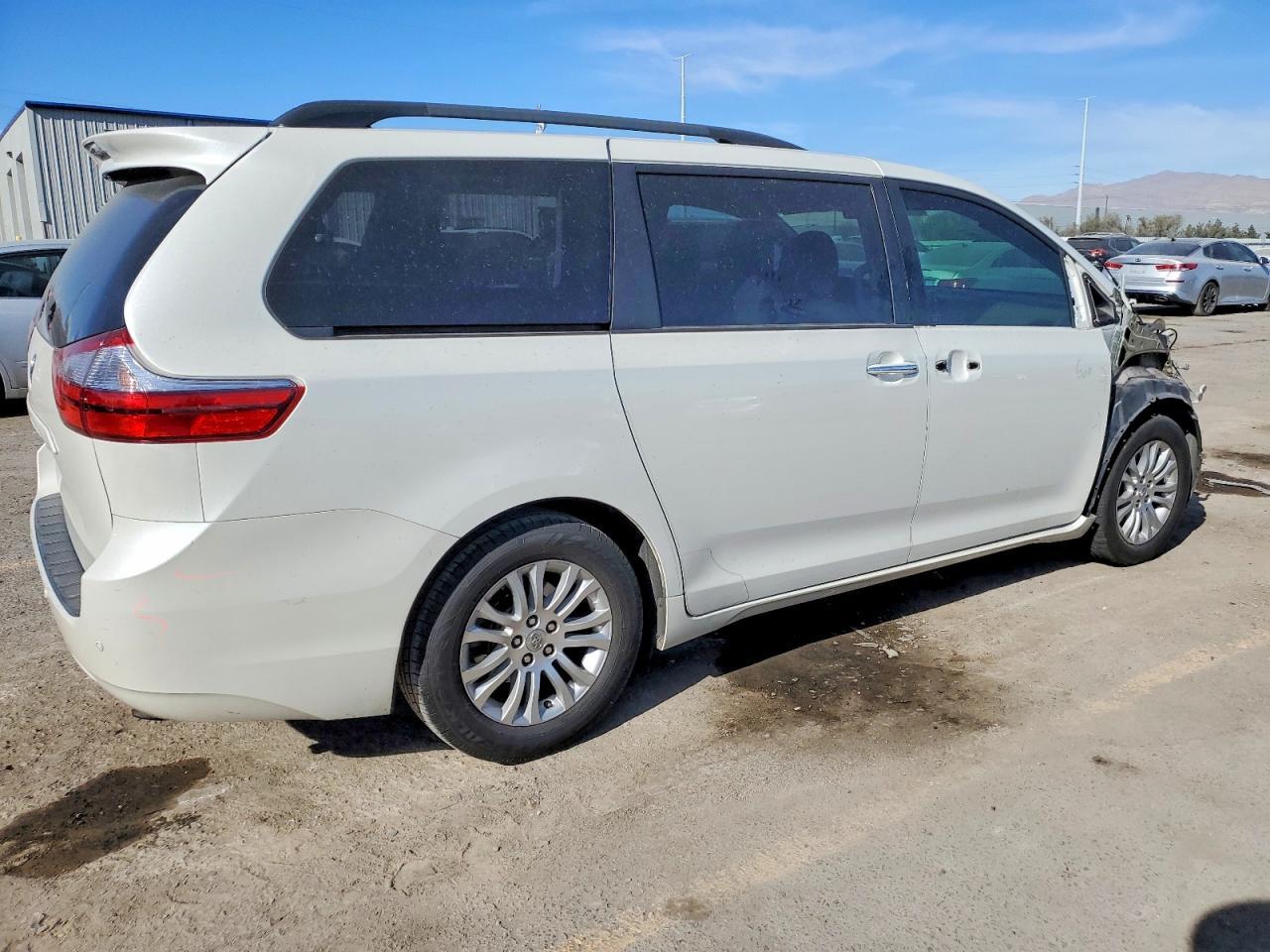 2017 TOYOTA SIENNA