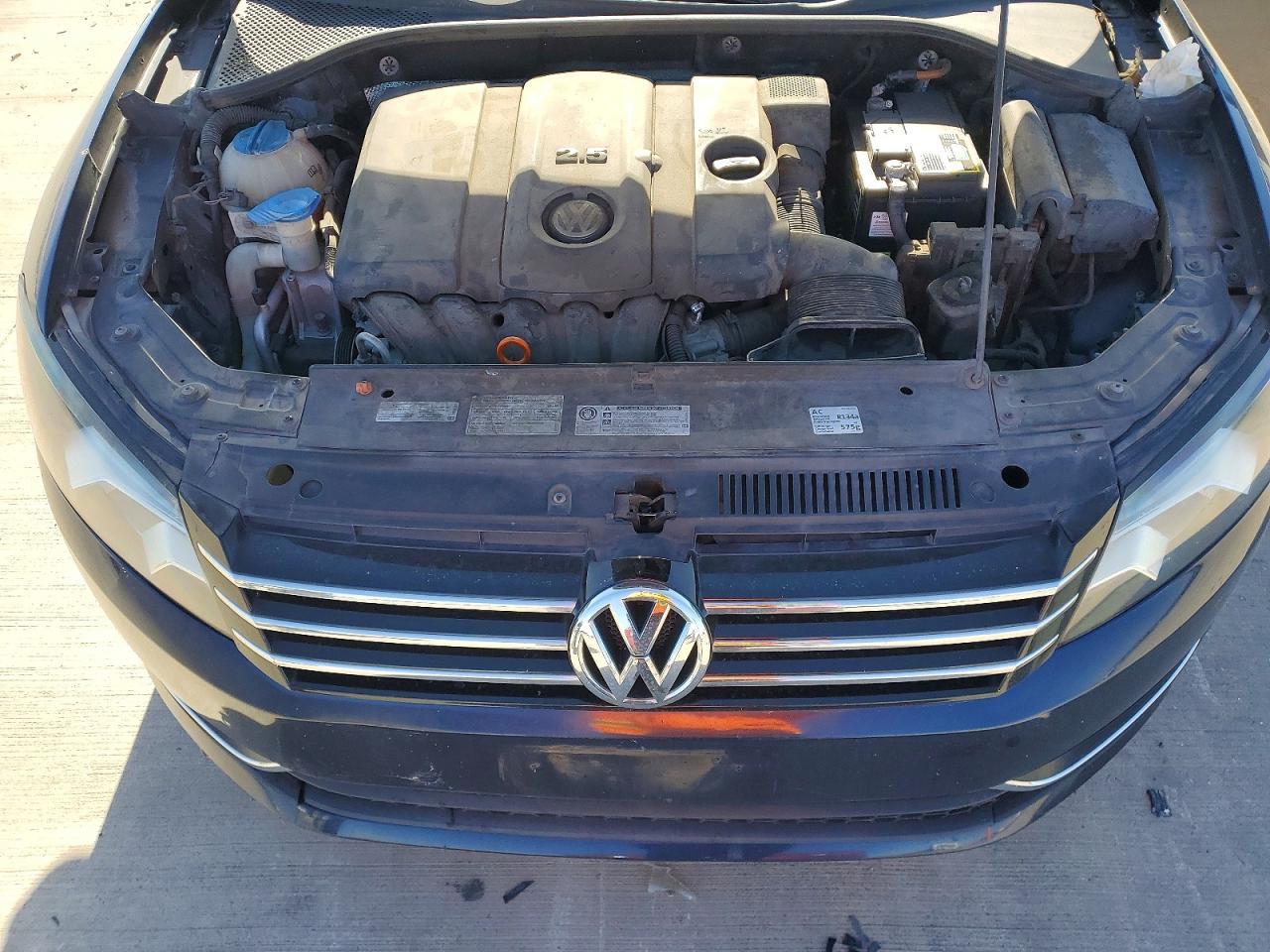 2012 VOLKSWAGEN Passat