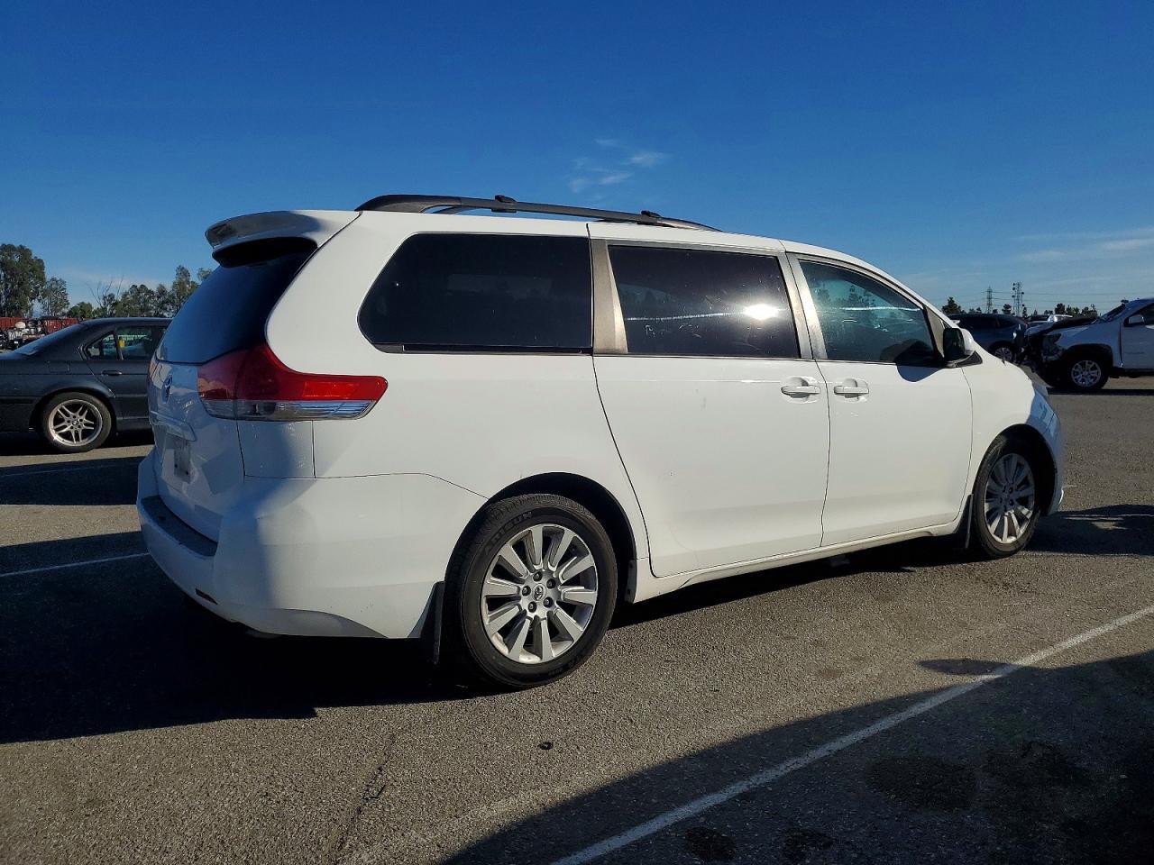 2011 TOYOTA SIENNA
