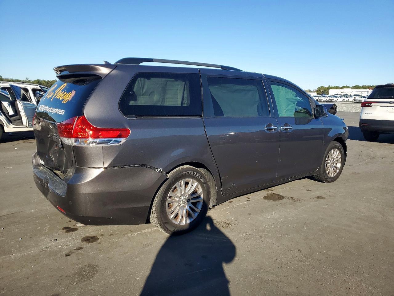 2012 TOYOTA SIENNA