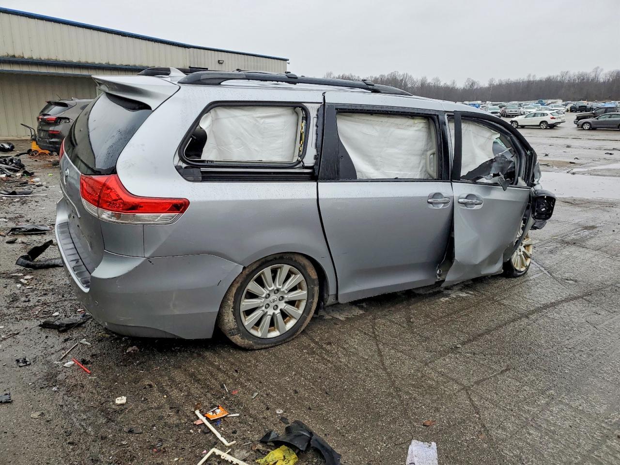 2012 TOYOTA SIENNA