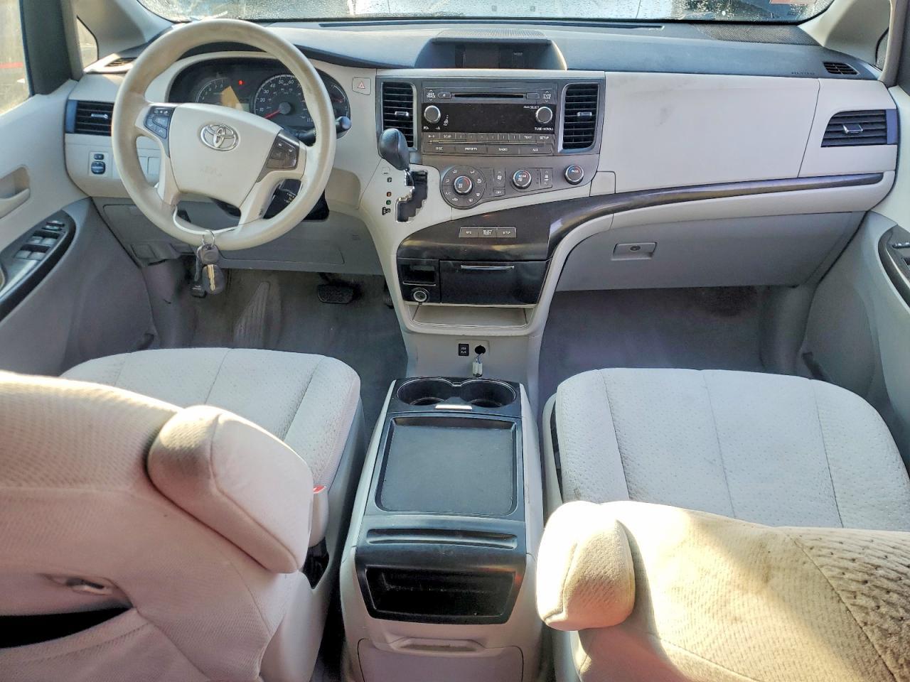 2011 TOYOTA SIENNA