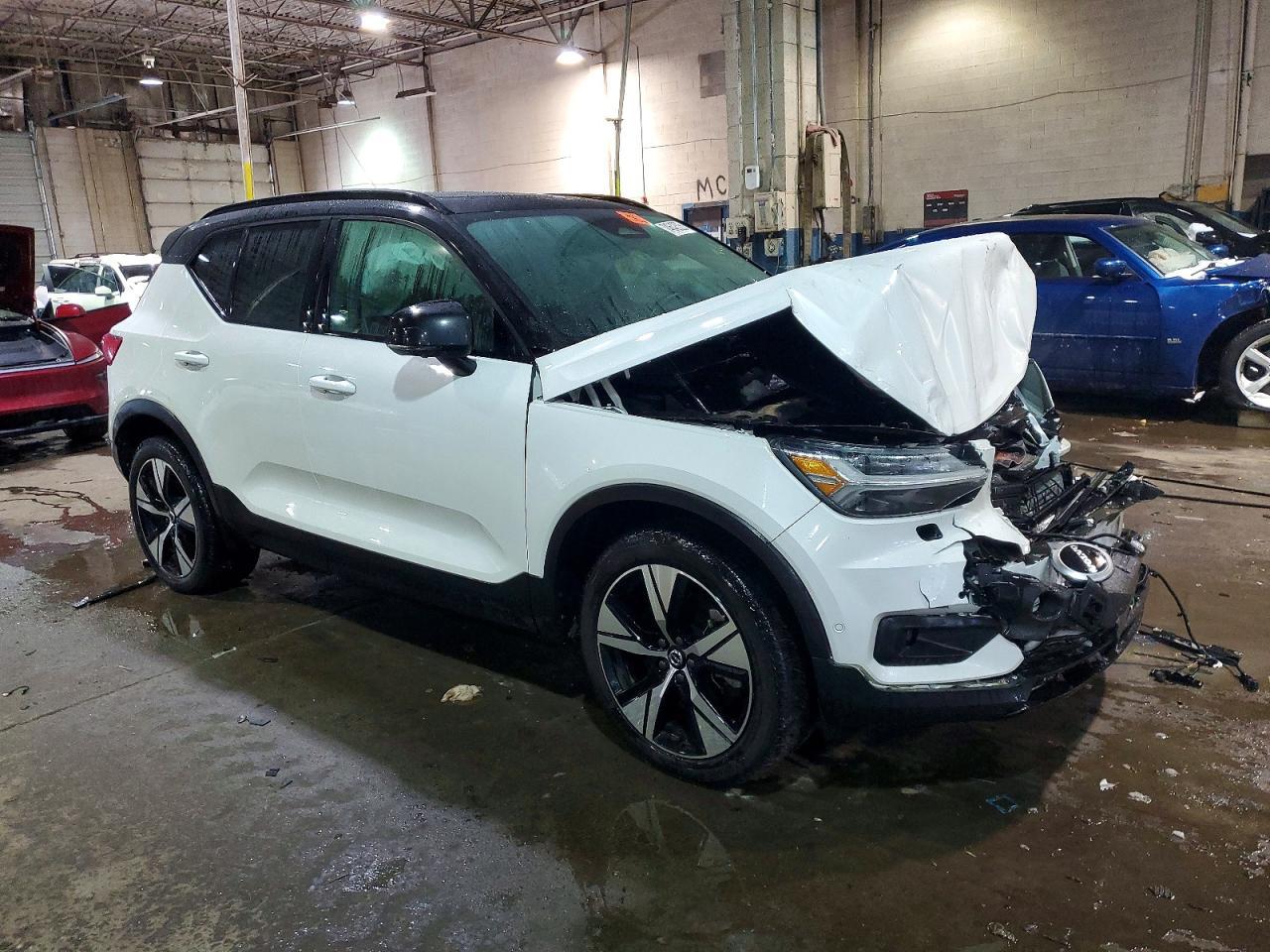 2022 VOLVO XC40