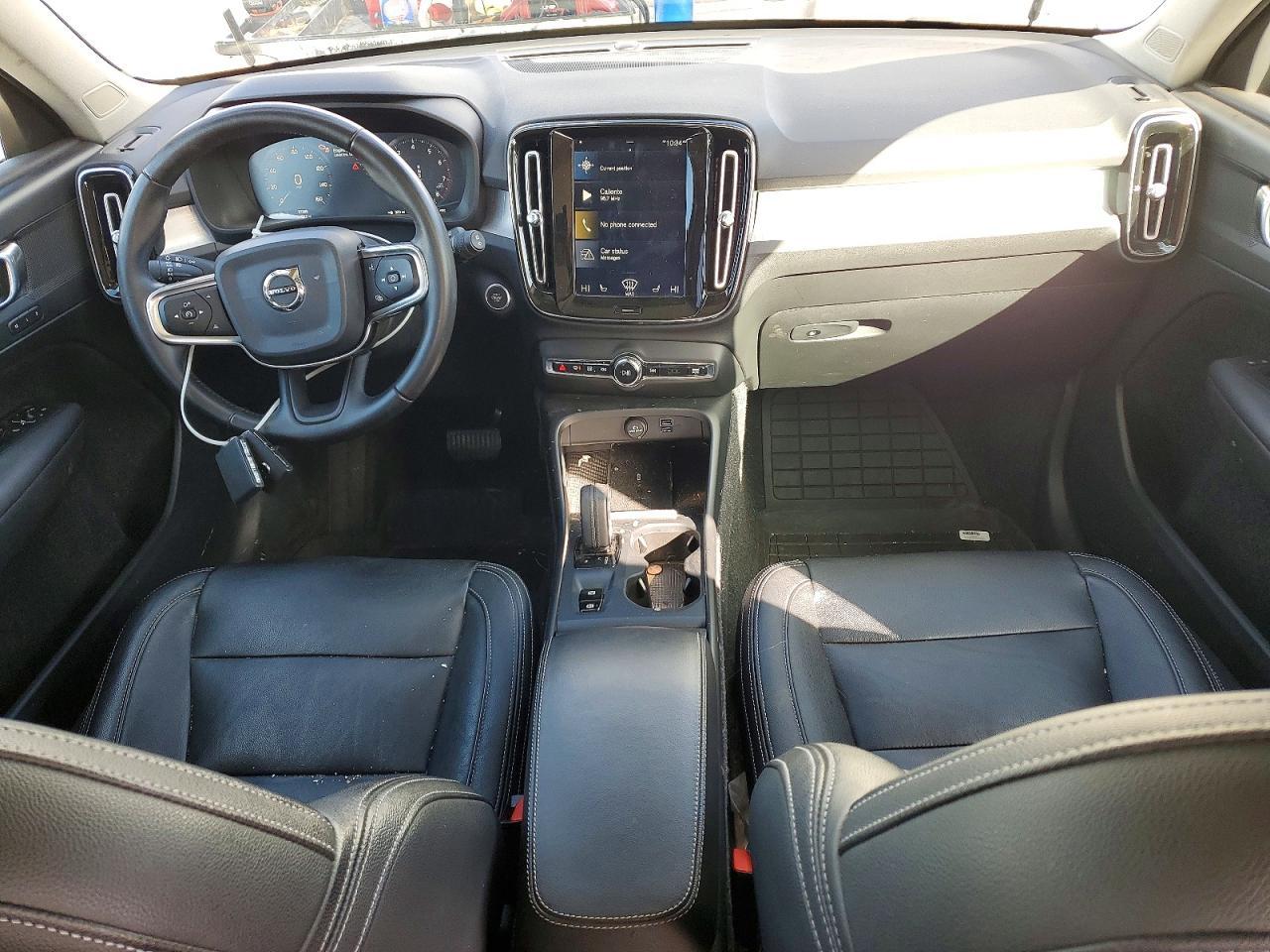 2020 VOLVO XC40