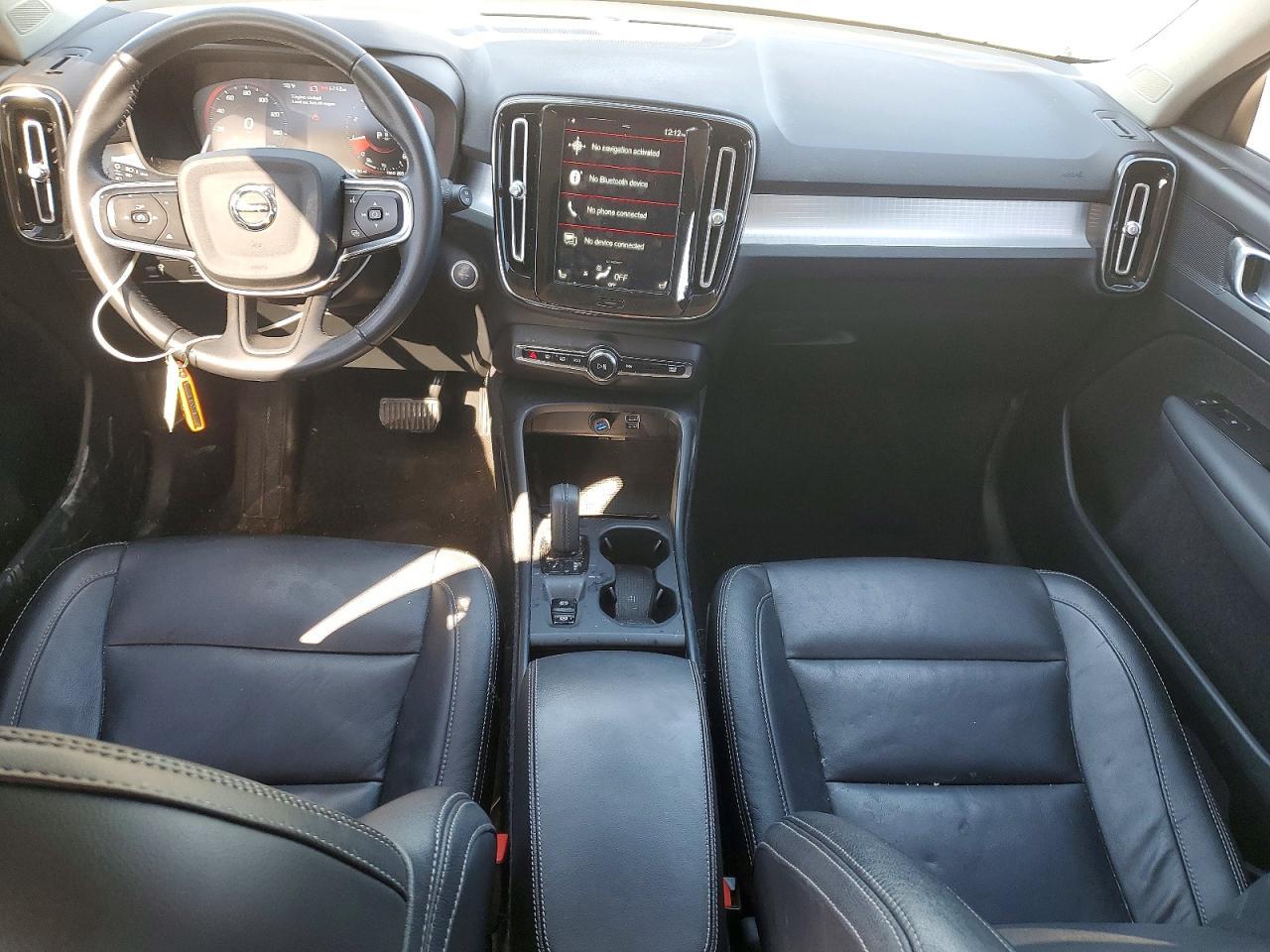 2021 VOLVO XC40