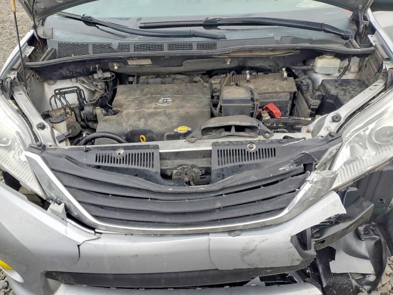 2011 TOYOTA SIENNA