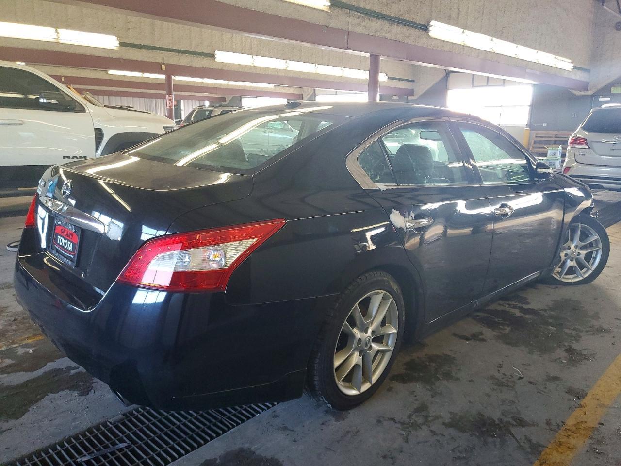 2011 NISSAN Maxima