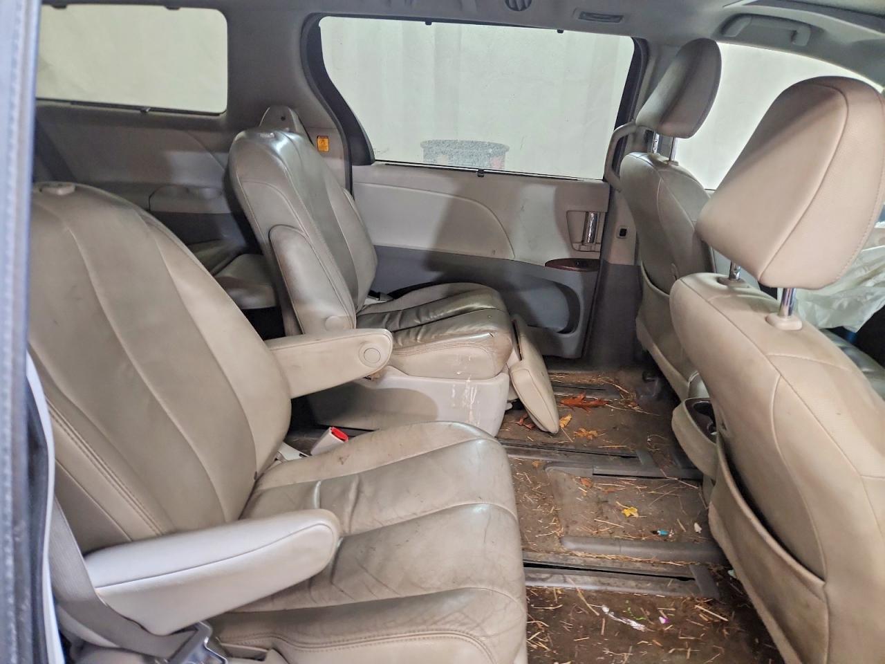 2013 TOYOTA SIENNA