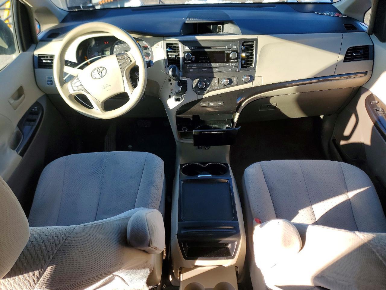 2011 TOYOTA SIENNA