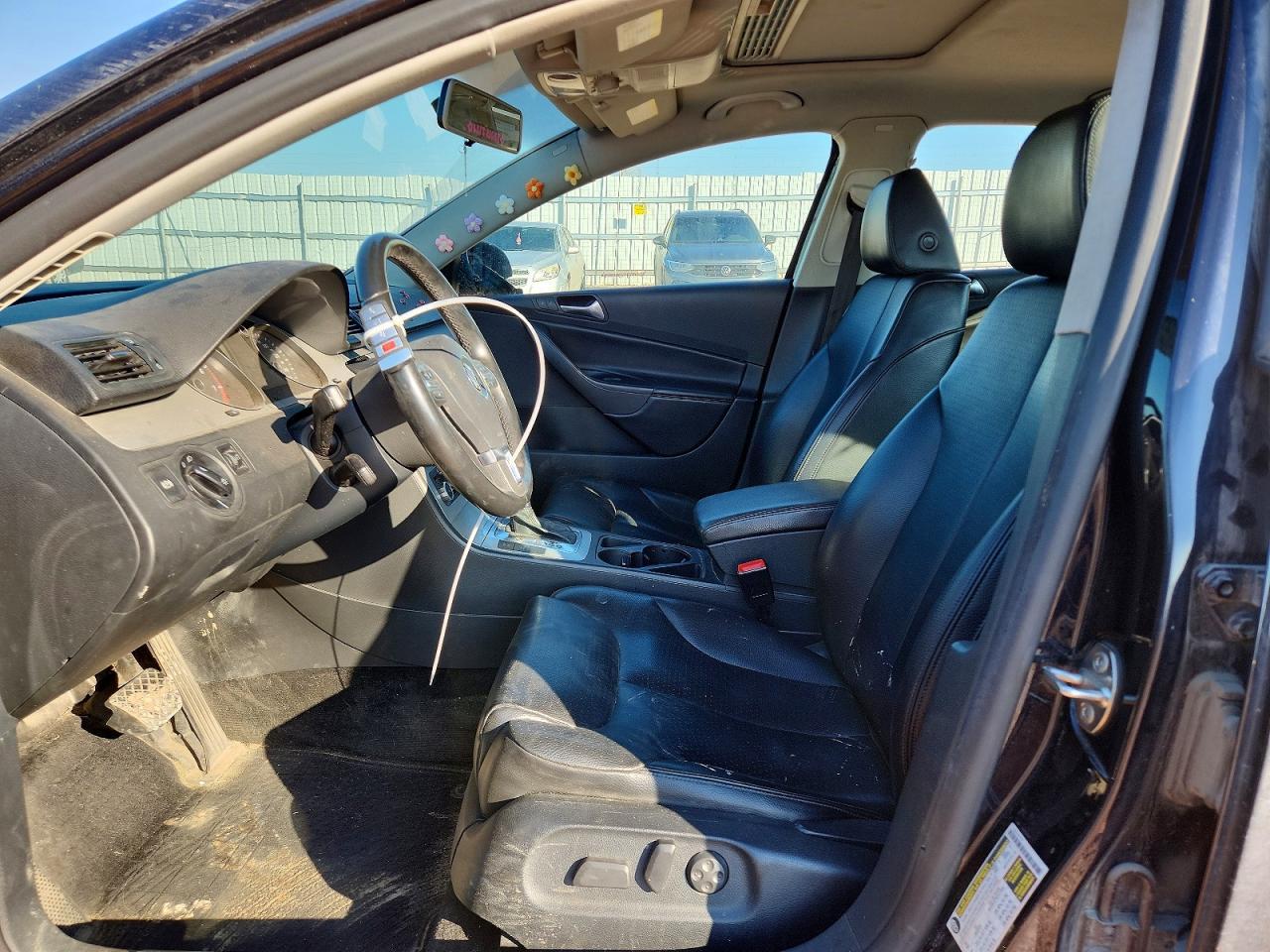 2010 VOLKSWAGEN Passat