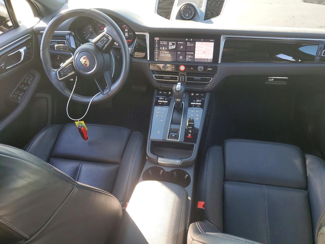2024 PORSCHE Macan