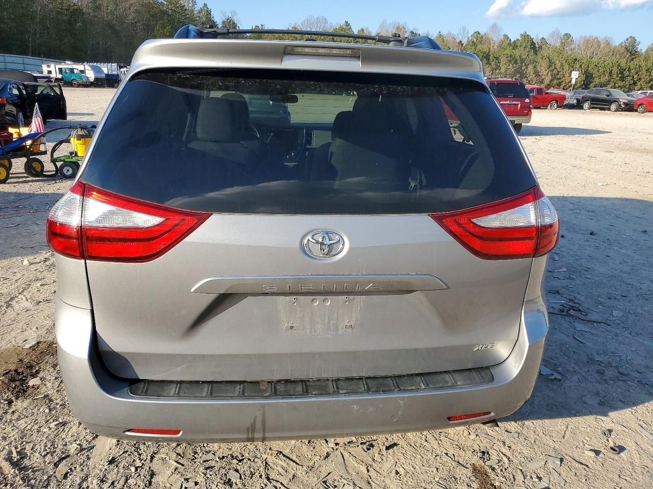 2016 TOYOTA SIENNA