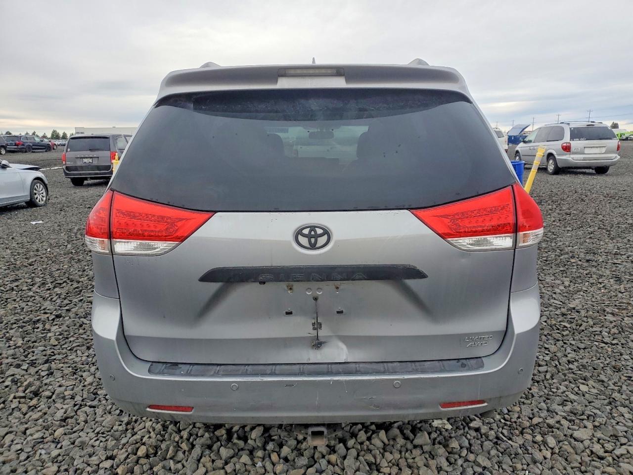 2011 TOYOTA SIENNA