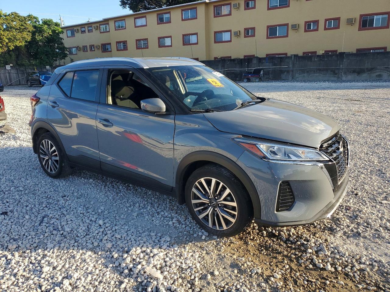 2023 NISSAN KICKS