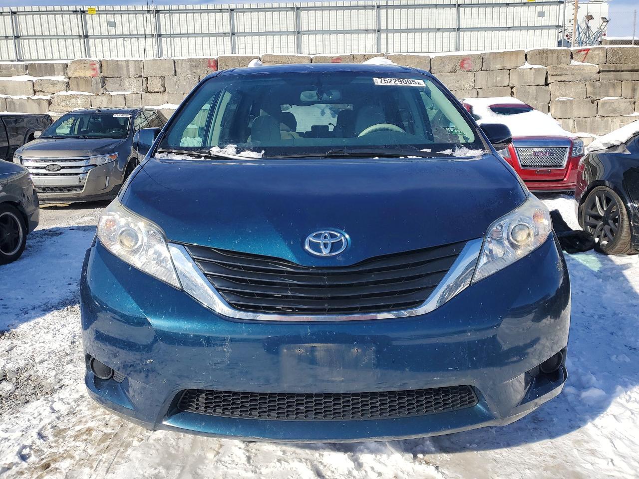 2012 TOYOTA SIENNA