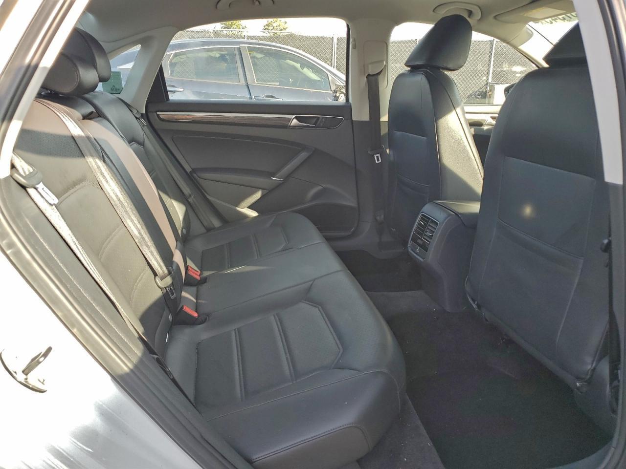 2017 VOLKSWAGEN Passat