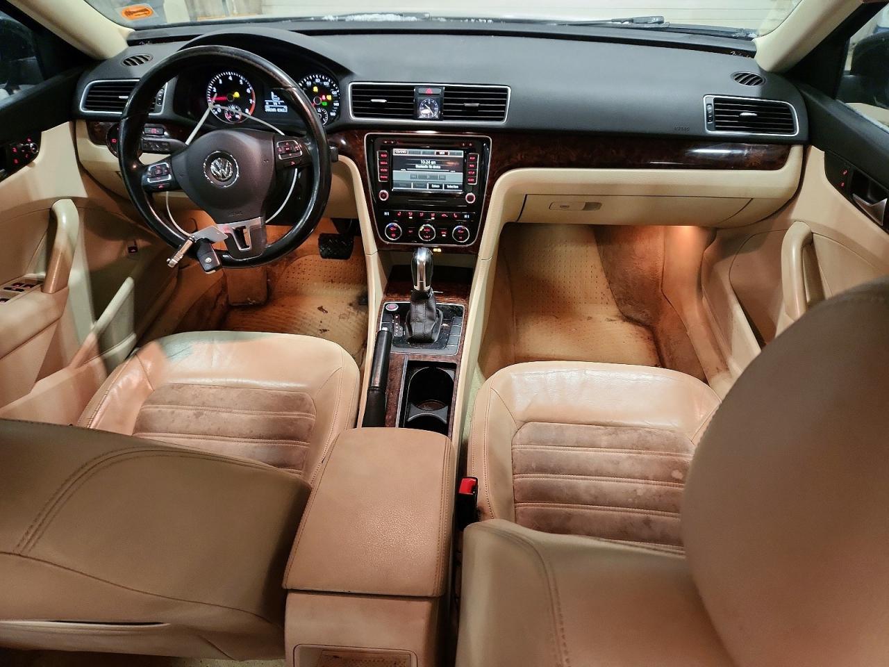 2012 VOLKSWAGEN Passat
