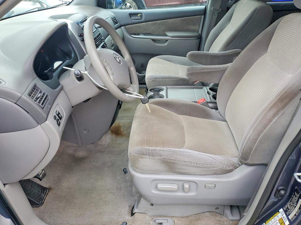 2010 TOYOTA SIENNA