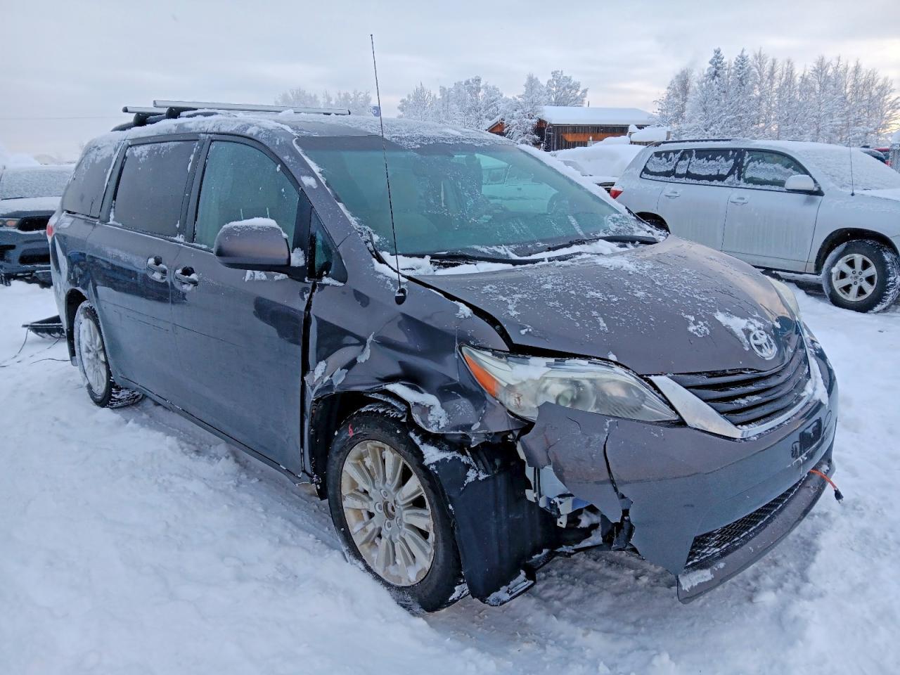 2011 TOYOTA SIENNA