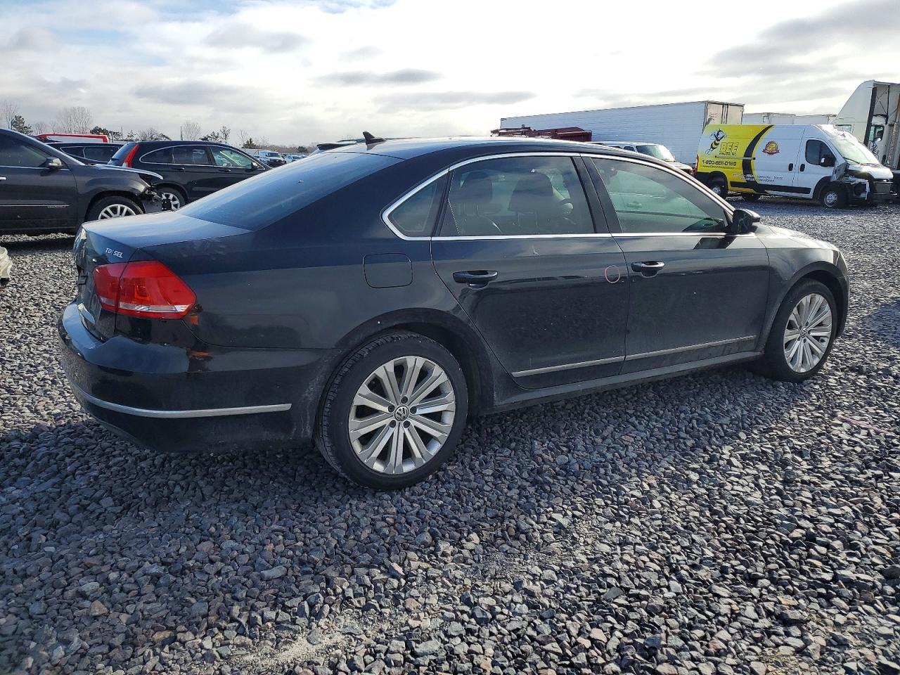 2013 VOLKSWAGEN Passat