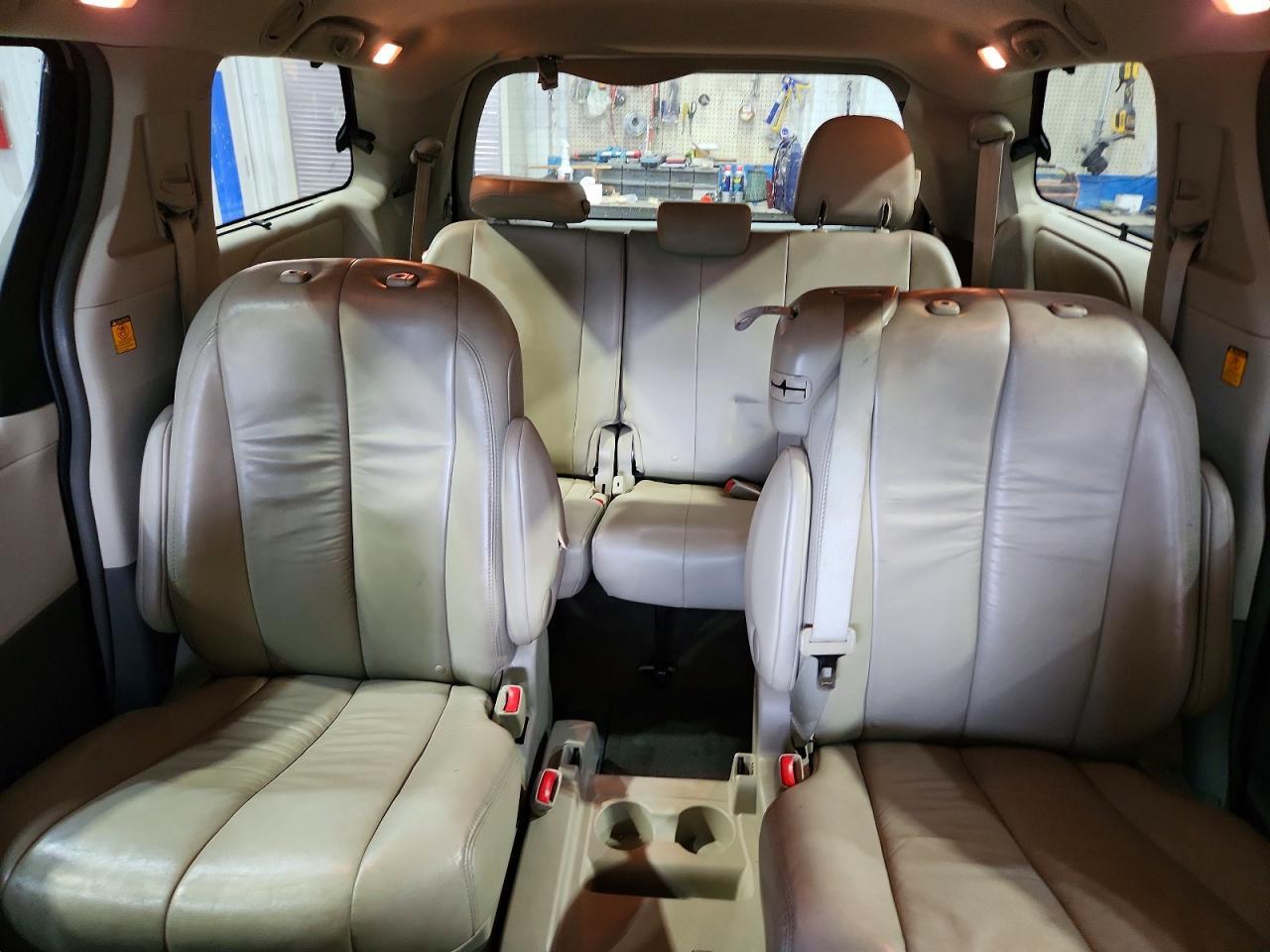 2011 TOYOTA SIENNA